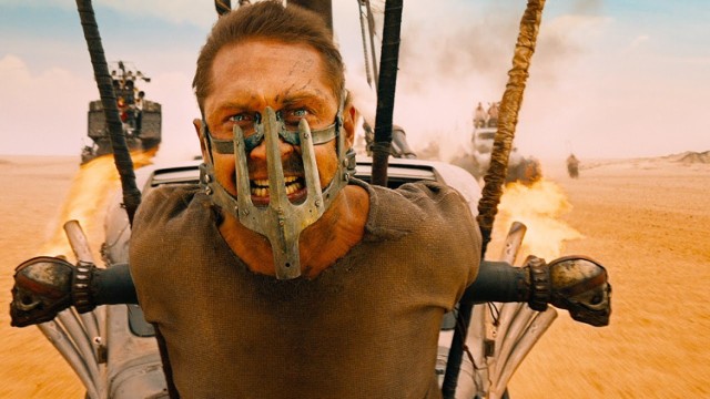 Mad Max: Na drodze gniewu
reż. George Miller

Chociaż "Przebudzenie Mocy" i "Na drodze gniewu" równie dobrze odnajdują się w XXI wieku, to jednak to George'owi Millerowi, a nie J.J Abramsowi, udało się faktycznie tchnąć świeże powietrze w kultową serię. Przy o wiele mniejszych oczekiwaniach zadanie miał oczywiście o stokroć łatwiejsze i może dlatego udało mu się na nowo poskładać wymyślony przez siebie na przełomie lat 70. i 80. świat. Najdziwniejsze jest jednak to, że w 2015 roku to jazda na pełnym gazie, wyzbyta z pobocznych, romantycznych dłużyzn jest awangardowym eksperymentowaniem w głównym nurcie.