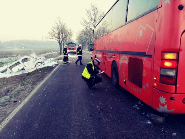 Pechowo rozpoczął się wtorek na drogach w regionie. Na wysokości miejscowości Tryl w powiecie świeckim doszło do zderzenia autobusu z busem. 

- Ze wstępnych ustaleń wynika, że kierowca busa stracił panowanie nad pojazdem i uderzył w jadący z naprzeciwka autobus relacji Nowe-Grudziądz - mówi asp. szt. Marek Rydzewski z wydziału prewencji KPP w Świeciu. - W wyniku zderzenia bus wpadł do rowu i się zapalił. 

Na szczęście wszystkim udało się wcześniej opuścić pojazd. Busem podróżowało osiem osób, które zostały przewiezione do szpitala. Jedna osoba jest w stanie ciężkim.  

Na miejscu działało sześć zastępów straży pożarnej. - Rów, do którego wpadł pojazd, był dość głęboki - opisuje mł. bryg. Paweł Puchowski, rzecznik prasowy KP PSP Świecie. - Osoby jadące innym busem pomogły poszkodowanym wydostać się z niego.  

W zdarzeniu brało udział jeszcze czterech pasażerów autobusu. Nic im się nie stało. Droga była zablokowana. Do wypadku doszło przed godziną 7 rano. Okoliczności i przyczyny zdarzenia, wyjaśniają policjanci z Komisariatu Policji w Nowem. 

To kolejny wypadek w powiecie świeckim. W poniedziałkowy wieczór [8.01.2018] w okolicach Nowych Marz zderzyły się "elka" oraz samochód ciężarowy. Dwie osoby zginęły na miejscu, jedna w stanie ciężkim trafiła do szpitala.  


Pogoda na dzień (09.01.2018)  | KUJAWSKO-POMORSKIE
Źródło: TVN Meteo/x-news

