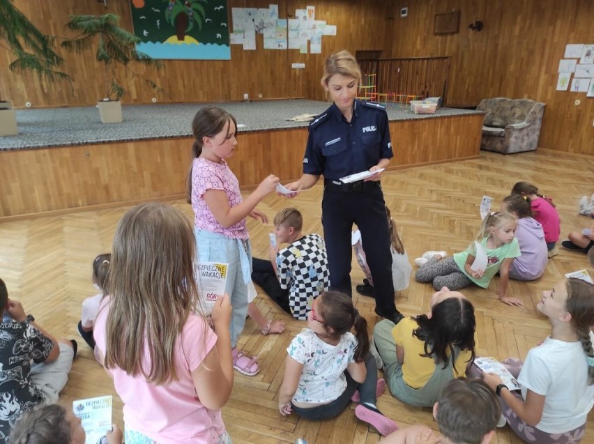 Wieluńscy policjanci edukują dzieci w zakresie bezpieczeństwa w wakacje