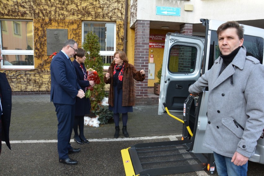 Pleszewski Dom Pomocy Społecznej otrzymał z PEFRONU nowy samochód wart 150 tys. złotych