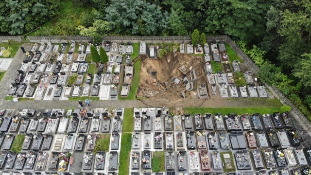 Gigantyczne zapadlisko na cmentarzu w Trzebini / Zdjęcie archiwalne