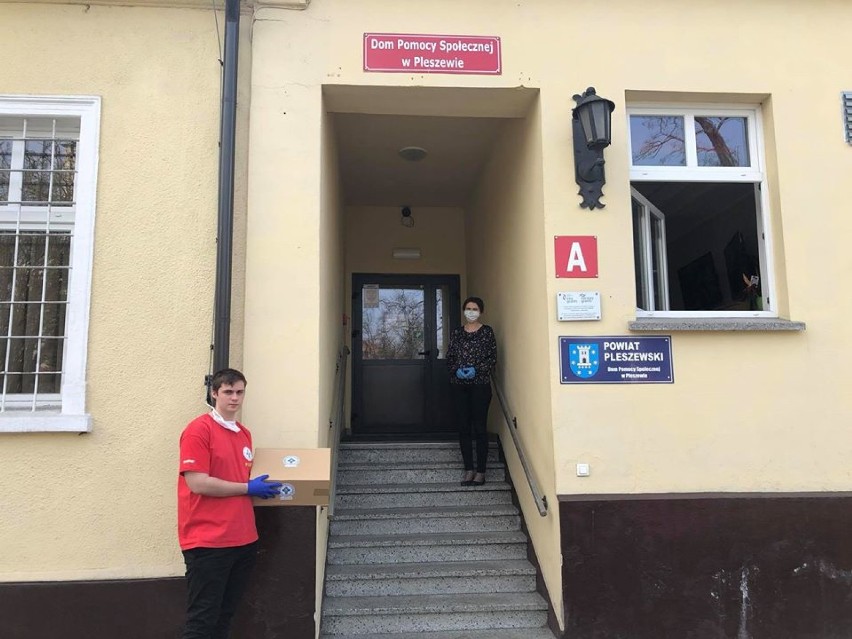 #zarażamydobrem Ratownicy z Oddziału Miejsko - Powiatowego WOPR w Pleszewie przekazali już blisko 2 tysiące maseczek