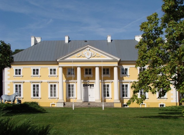 Zespół pałacowy w Racocie został zbudowany w latach 1780 – 1791 dla Antoniego Barnaby Jabłonowskiego, zaprojektowany zapewne przez słynnego architekta włoskiego Dominika Merliniego. (Około 1680 roku wzmiankowany jest dawny zamek). Obecnie pałac jest siedzibą dyrekcji Stadniny Koni w Racocie.