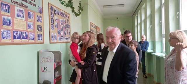 Profesor Stanisław Gomułka, światowej sławy ekonomista, odwiedził z rodziną bibliotekę w Jędrzejowie, którą wspiera wraz z żoną już od 15 lat. Zobaczcie na kolejnych zdjęciach jak wyglądała wizyta profesora w jego dawnej szkole.