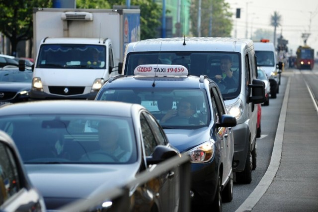 Rada Warszawy przyjęła w czwartek uchwałę o Strefie Czystego Transportu (SCT), która od lipca 2024 r. ograniczy ruch samochodów w stolicy.