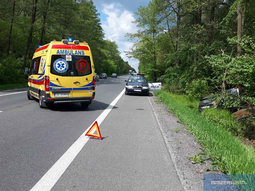 Wypadek na drodze Włocławek - Kowal. Samochód uderzył w drzewo [wideo, zdjęcia]