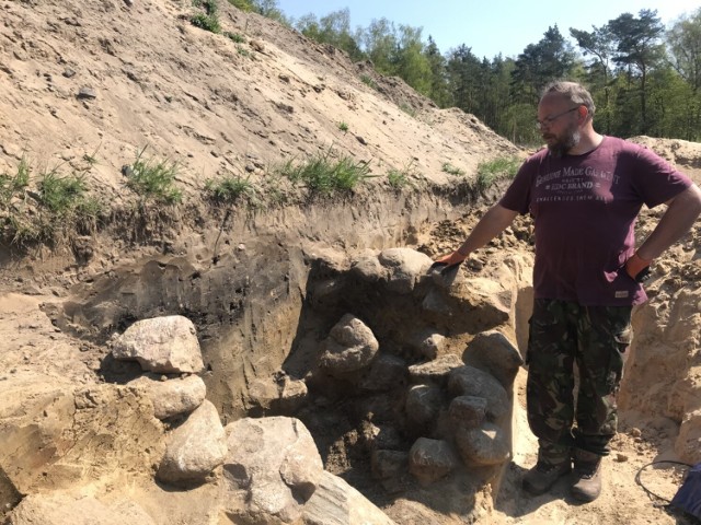 Niezwykłe odkrycie archeologiczne nad Jeziorem Mierzyńskim. Odkopano bardzo dobrze zachowany piec wapienniczy (2.05.2022).