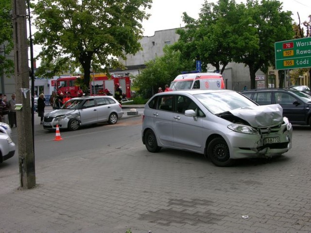 W niedzielę, ok. godz. 13, auta zderzyły się na Batorego w Skierniewicach. Jedną osobę, która źle się poczuła, odwieziono do szpitala.