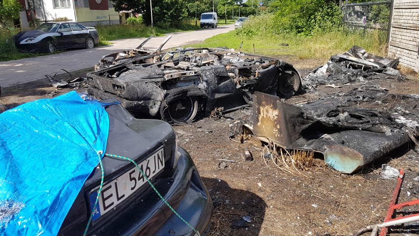 Pożar na Zapadłej w Łodzi. Nieznany sprawca podpalił samochody [ZDJĘCIA]
