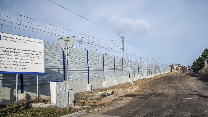 Ekrany wzdłuż torów przy Dożynkowej i Tamie Kolejowej w Lesznie