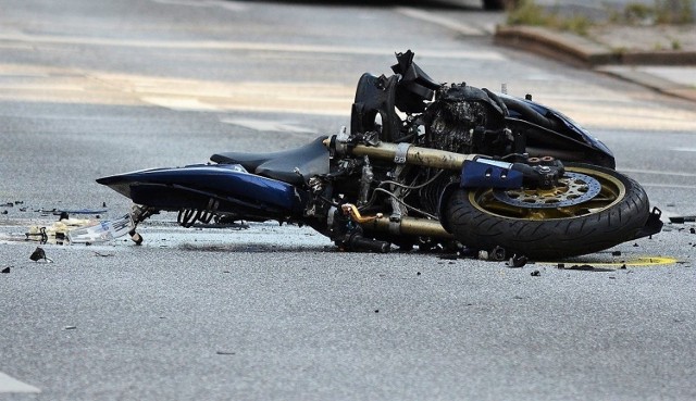 W Brzeszczach, na ulicy Dworcowej, ucierpiał kierowca motoroweru. Zdjęcie ilustracyjne