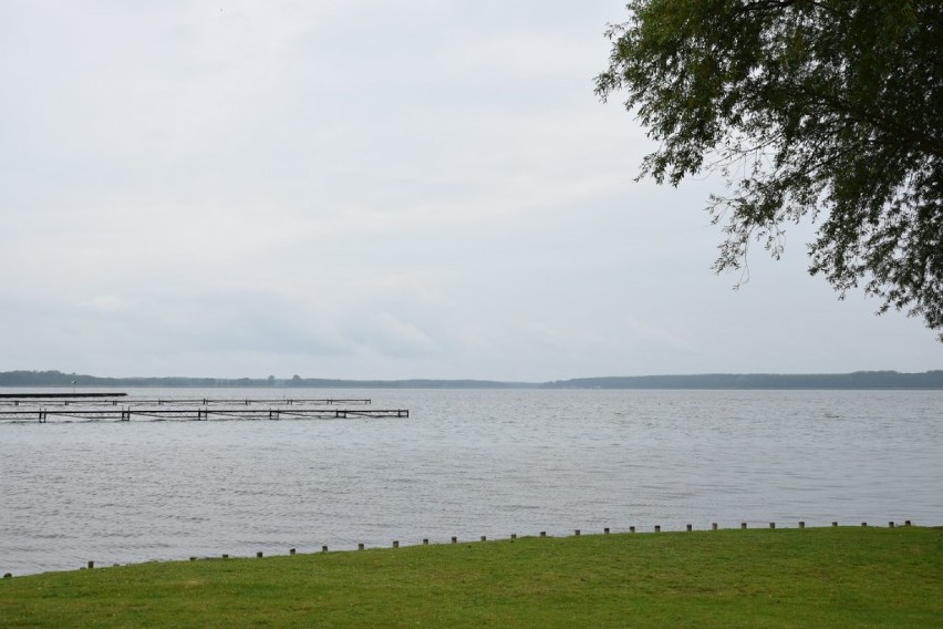 Zbąszyń miasto nad jeziorem. Woda, plaża, wypożyczalnia sprzętu pływającego i plażowego czynna [Zdjęcia]