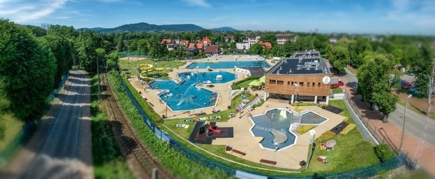 Basen kąpielowy w Andrychowie

Duża powierzchnia basenowa,...