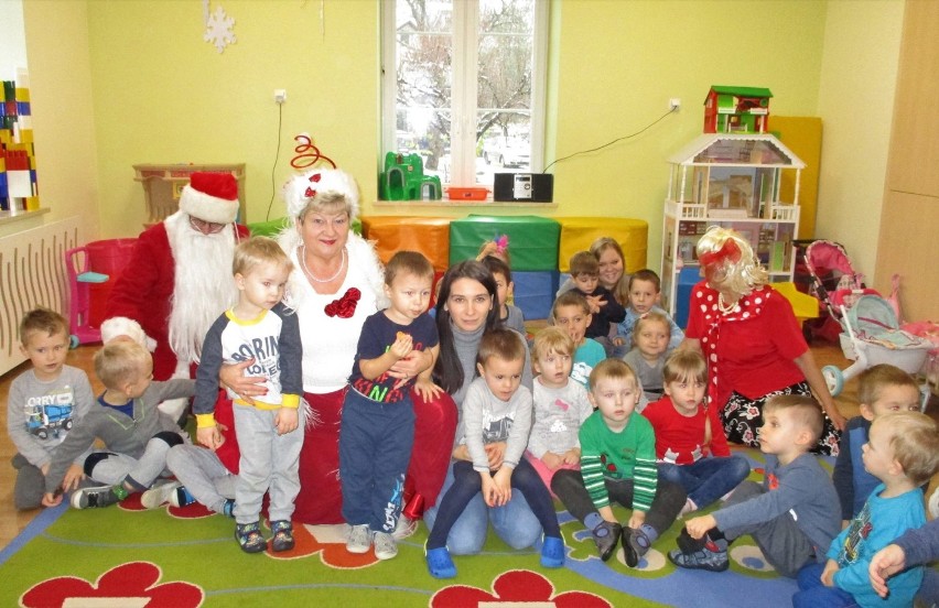 Seniorzy z Mikołajem odwiedzili przedszkolaków