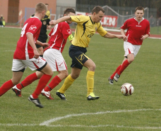 Krzysztof Piosik (żółta koszulka) przez kilka tygodni będzie musiał odpocząć od gry w piłkę nożną.