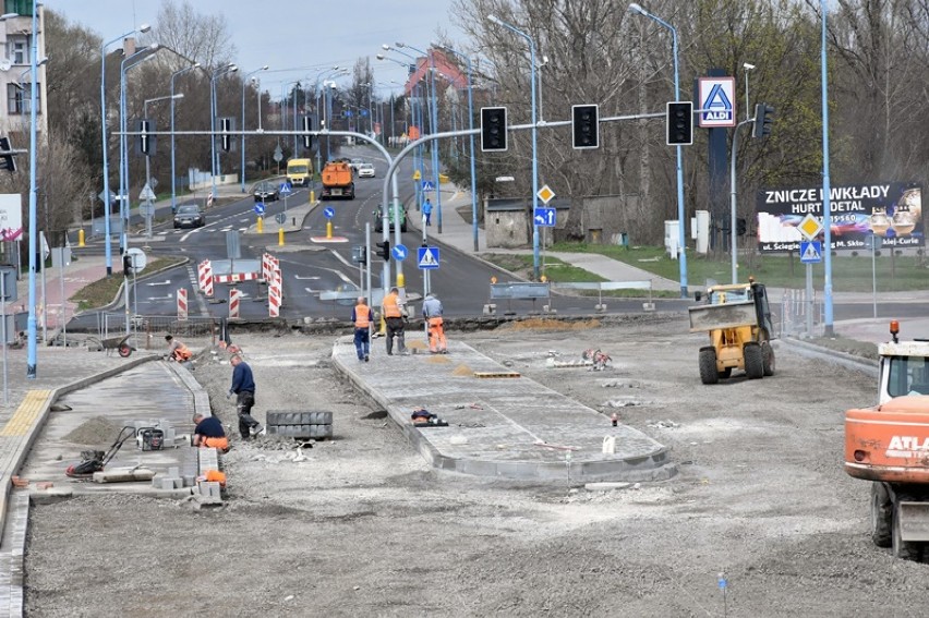Remont ulicy Leszczyńskiej w Legnicy, będą lać asfalt [ZDJĘCIA] 