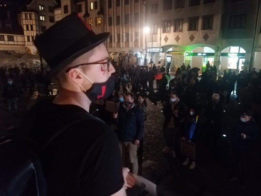 Piątkowy protest w Kołobrzegu zorganizowano pod hasłem Kołobrzeg solidarny z Warszawą