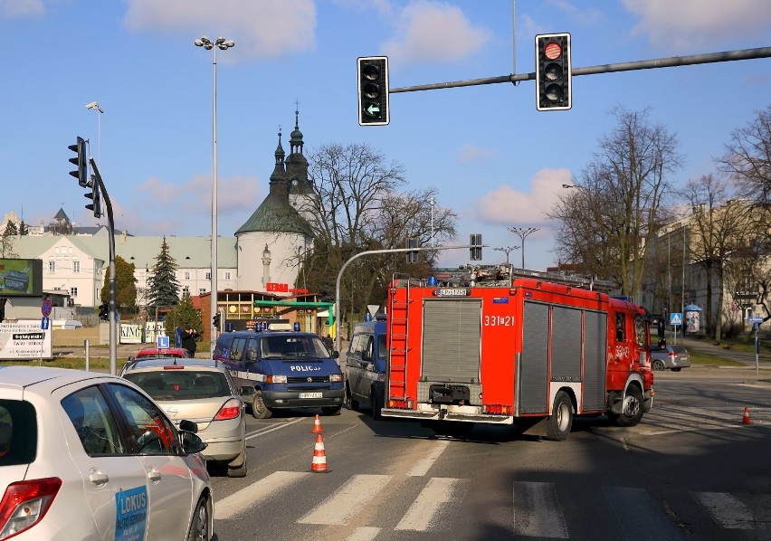 Wypadek na skrzyżowaniu al. 3 Maja i Kopernika w Piotrkowie
