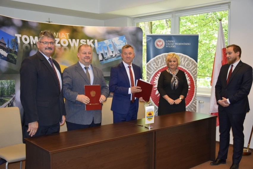 Umowy na dofinansowanie dróg w Tomaszowie i powiecie tomaszowskim podpisane [ZDJĘCIA]