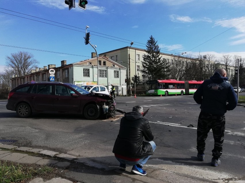 Na miejscu pracuje policja i straż pożarna