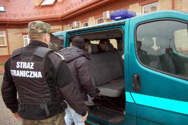 Podczas kontroli autobusu okazało się, że czterej Gruzini nie mają dokumentów uprawniających do pobytu w Polsce i nie są w stanie przedstawić do wglądu paszportów oraz wiz. Konieczne więc było zatrzymanie mężczyzn.