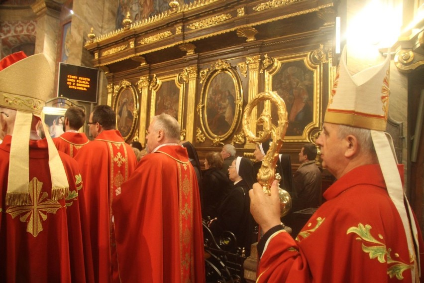Krzyż papieski Jana Pawła II uroczyście wprowadzony do kieleckiej katedry