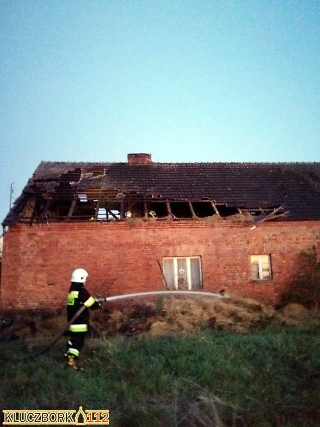 Ogniem objęta była nie tylko część mieszkalna, ale i dach domu.