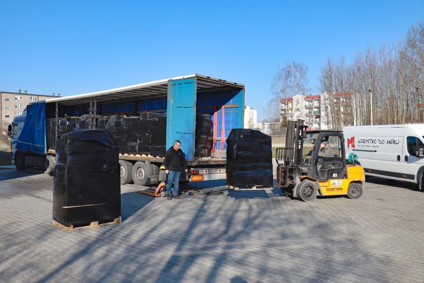 Transport darów z Francji dla Ukrainy dotarł do Radomska. Zbiórkę zorganizowała Agnes Pekala