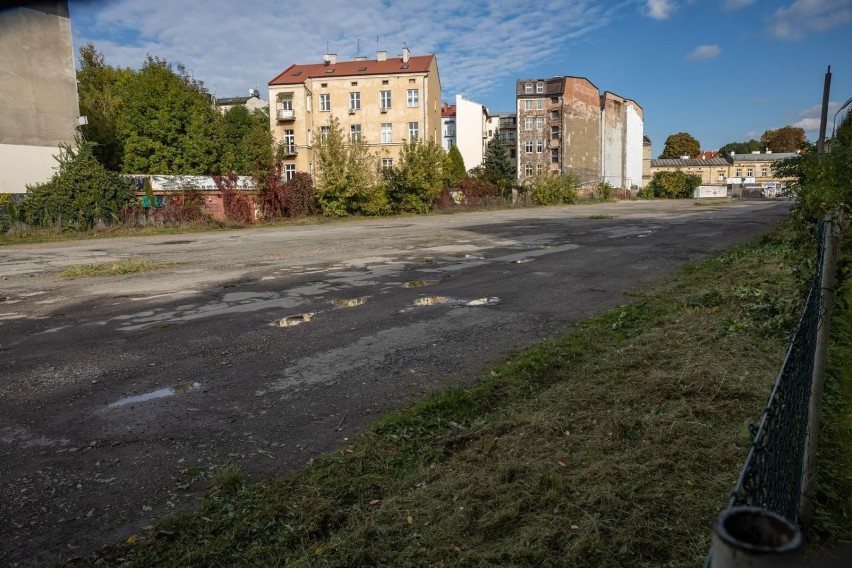 Kraków. Przy Karmelickiej zamknięto parking, ma tam powstać park, ale brakuje pieniędzy