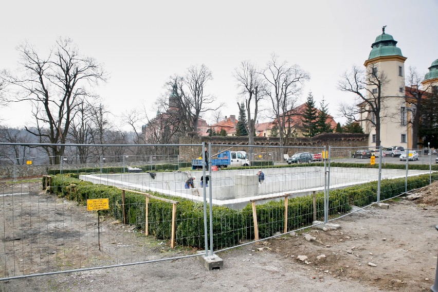 Trwa remont zbiornika przeciwpożarowego przed zamkiem Książ....