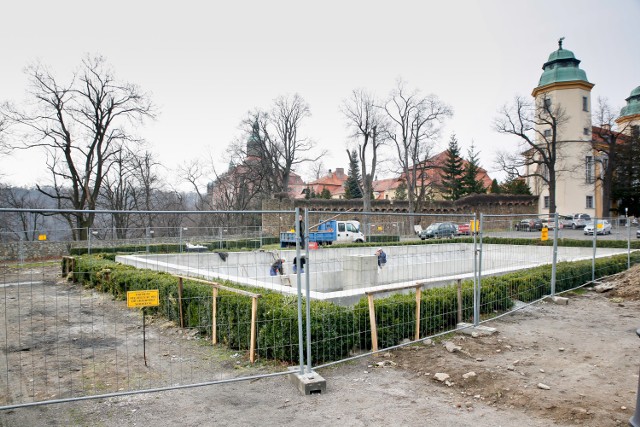 Trwa remont zbiornika przeciwpożarowego przed zamkiem Książ. Będzie on pełnił również funkcję atrakcji turystycznej, jako podświetlana fontanna