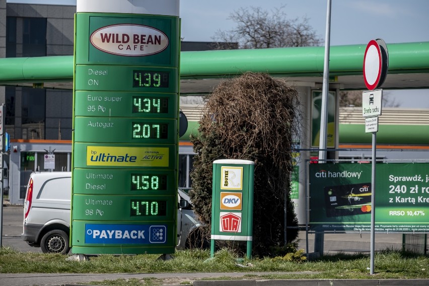 Ceny paliw idą w dół. Tak tanio w Poznaniu nie było od lat!