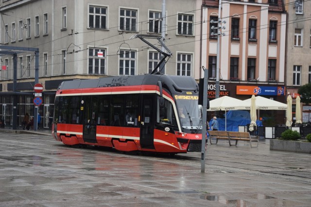 Nowy wagon Tramwajów Śląskich jedzie jako kurs linii nr 0 z Katowic do Chorzowa.