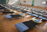 Łóżka dla uchodźców z Ukrainy w hali sportowej w Krośnie Odrzańskim. Przy Zespole Szkół Ponadgimnazjalnych powstał punkt relokacyjny