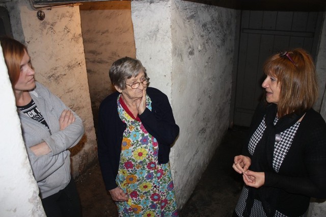 Fekalia w piwnicy Łazy: Joanna Brzostek (pierwsza z prawej) zgłosiła do nas problem, który dotyczy większej liczby mieszkańców.