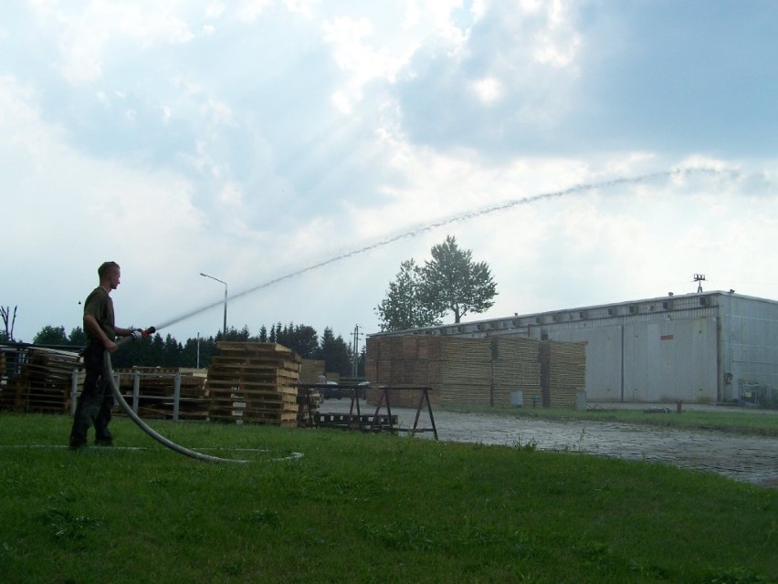 Paliła się hala produkcyjna zakładu drzewnego w Barnowie [ZDJĘCIA] 