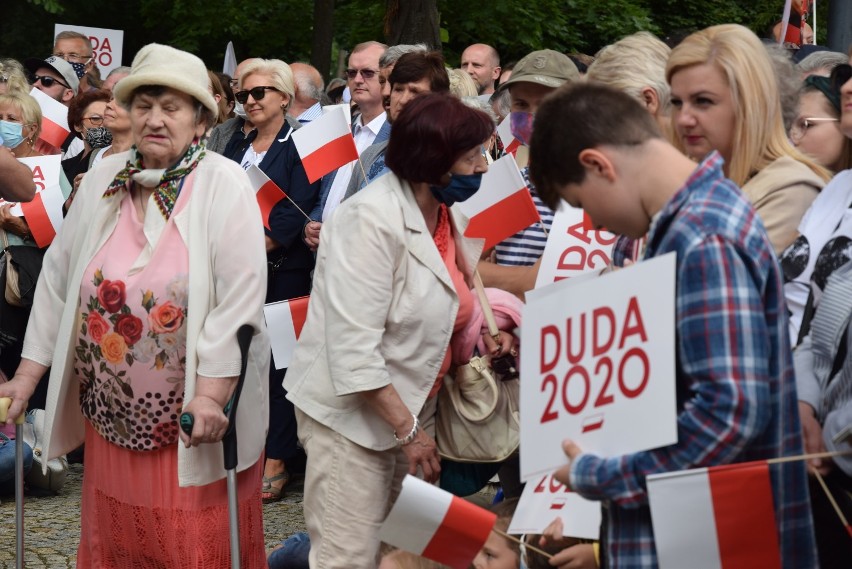 Prezydent Andrzej Duda w Suwałkach. Większość mieszkańców powitała go "Sto lat", ale byli też przeciwnicy [Zdjęcia]