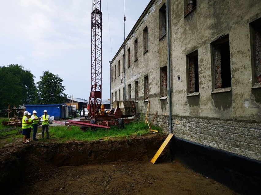 Muzeum Pamięci Mieszkańców Ziemi Oświęcimskiej. Trwają prace przy adaptacji historycznego budynku na potrzeby placówki  [ZDJĘCIA]