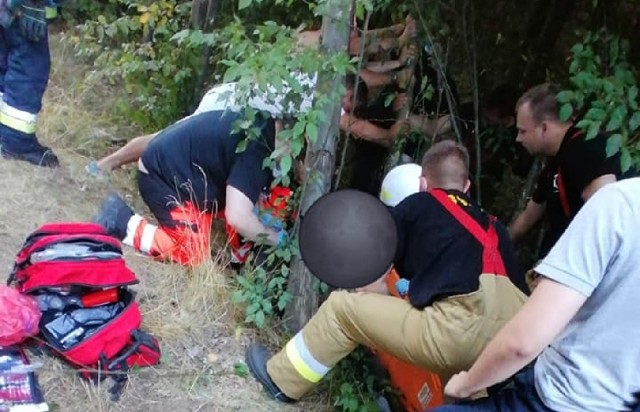 Do bardzo groźnego wypadku doszło w niedzielę, 16 sierpnia około godziny 19 na odcinku Łupowo-Racław (gmina Bogdaniec). Motocyklista z nieustalonych przyczyn wypadł z drogi i uderzył w przydrożne drzewa. Został przetransportowany do szpitala z podejrzeniem urazu dolnych kończyn.