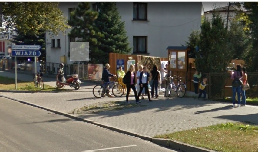 Gorliczanie w kamerach Google Street View uchwyceni na ulicach podczas codziennych wyjść na zakupy. Niektórych miejsc już nie ma [ZDJĘCIA]