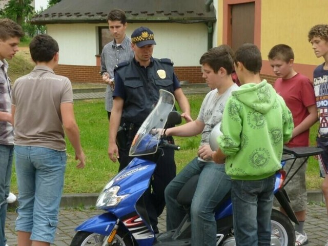 Akcja informacyjna andrychowskiej straży miejskiej przeprowadzona wśród młodzieży