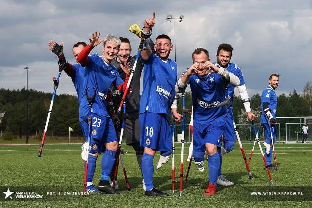 Drużyna amp futbolu Wisły Kraków ma powody do radości - jest liderem rozgrywek ekstraklasy