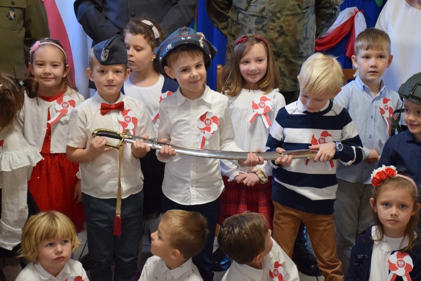 Święto Niepodległości w przedszkolu "Bajka" w Obornikach. Przedszkolaki spotkały się z żołnierzami [ZDJĘCIA]