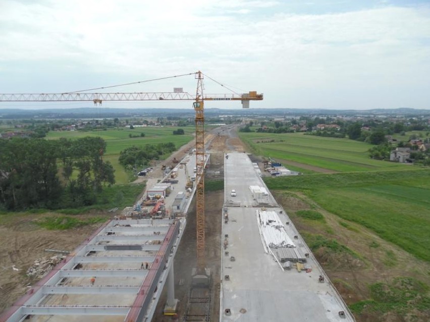 Budowa Wschodniej Obwodnicy Krakowa. Leją już asfalt [ZDJĘCIA]