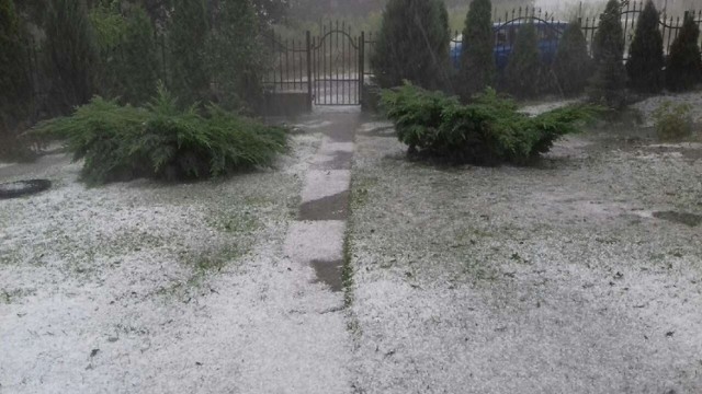 Gwałtowne nawałnice na północ od Łodzi. Nasi czytelnicy z powiatów zgierskiego i aleksandrowskiego informują o burzach z gradem. Nawałnica zbliża się do Łodzi. Czy również w samym mieście należy spodziewać się burzy z gradem?

CZYTAJ DALEJ NA NASTĘPNYM SLAJDZIE