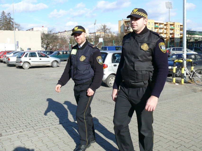 Strażnicy miejscy kontrolują parkingi w Bełchatowie