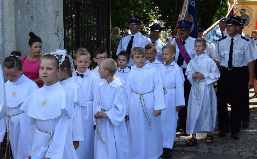 Otorowo. Relikwia św. Jana Pawła II została wprowadzona do kościoła  pw. Wszystkich Świętych [ZDJĘCIA]