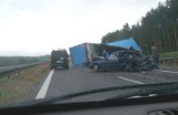 MIĘDZYRZECZ. Poważny wypadek na drodze ekspresowej S3. Ciężarówka zderzyła się z mercedesem