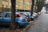 Polowanie na miejsce na ul. Marcelińskiej. Jak długo potrwają kłopoty z parkowaniem? [ZDJĘCIA]
