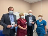 Dyrektorzy szpitala w Ostrowcu Tomasz Kopiec i Adam Karolik zaszczepili się trzecią dawką i namawiają do tego innych [ZDJĘCIA]